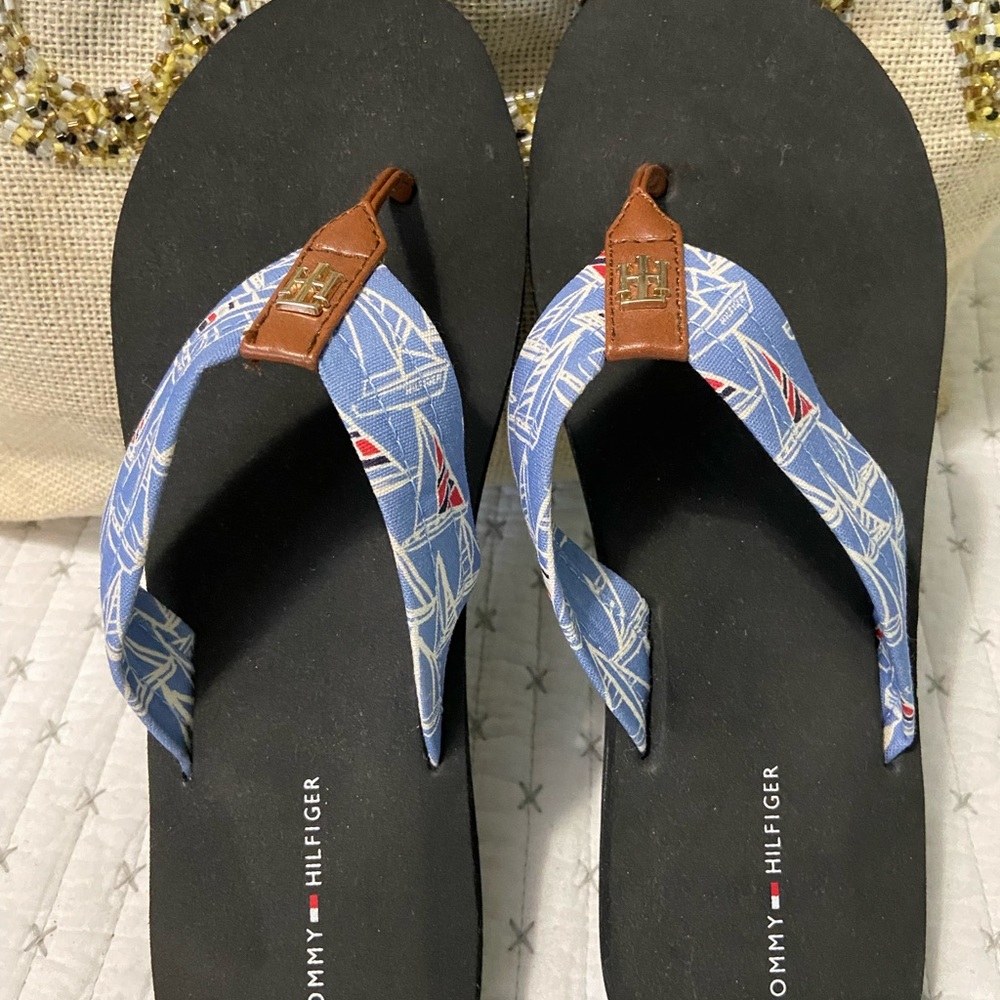 NWOT Tommy Hilfiger sandal flip flop Size 8